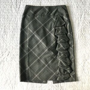 Women's Express Black White Plaid Pencil Skirt Sz 2 - Ruffle front